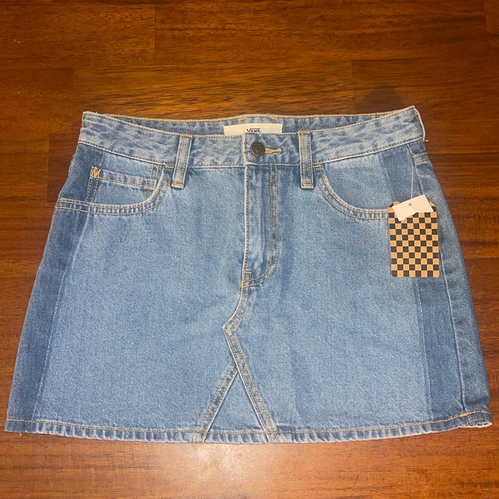 Vans juniors NWT denim skirt. Size 5/27.
